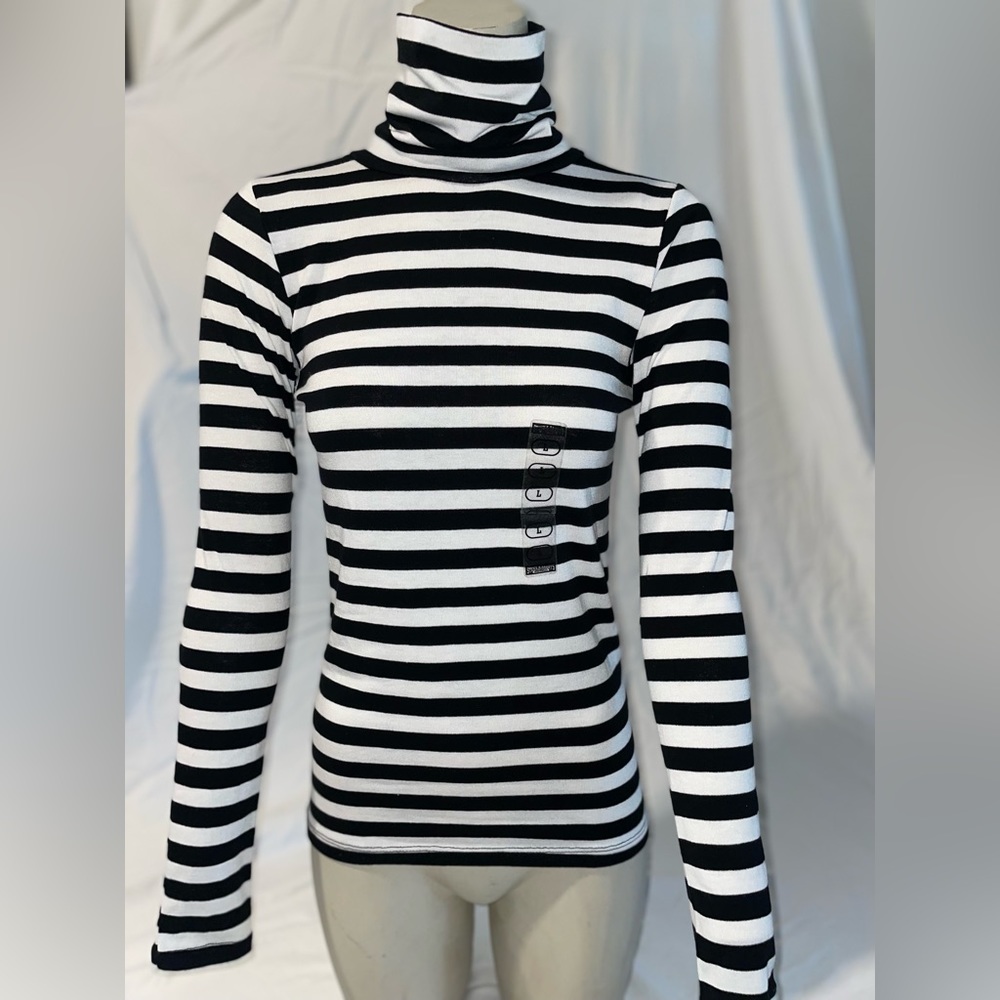 Girls Large turtleneck top. Like a 16-18
